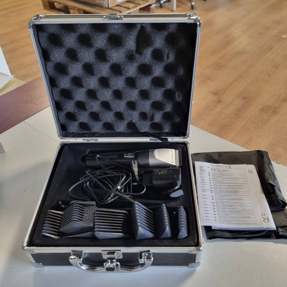 296670 - REMINGTON Makinë prerëse flokësh profesionale [tehë qeramike vetëmprehëse/0.8-40 mm/rregullim preciz], Set prerësish flokësh (10 krehëra, funksionim me rrjet/bateri, litium, kuti alumini, pelerinë berberi) HC5811