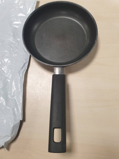 162341 - TIGAN FISKARS, Ø 20 cm, Alumin/Plastikë, Rezistent ndaj Gërvishtjeve, me Shtresë Jo-ngjitëse, e Përshtatshme për të Gjitha Sobat, e Zezë, 1052221