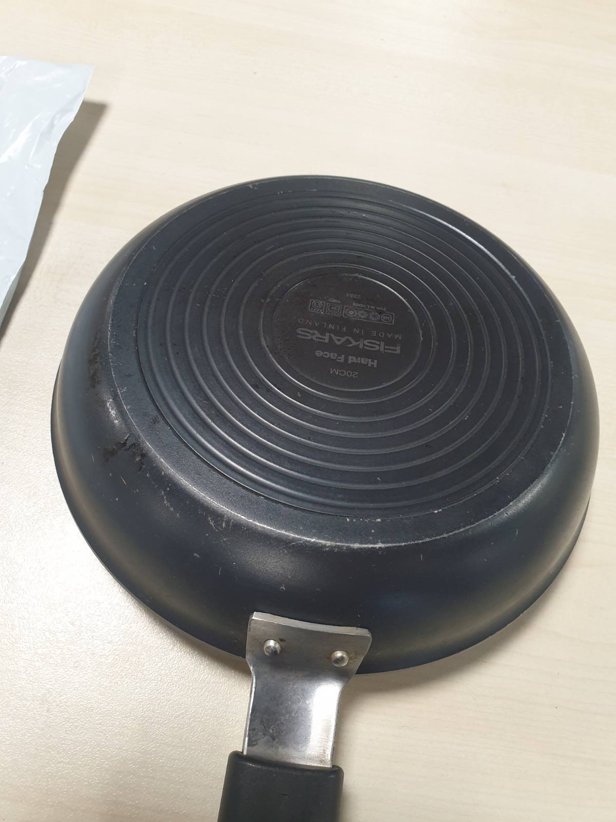 162341 - TIGAN FISKARS, Ø 20 cm, Alumin/Plastikë, Rezistent ndaj Gërvishtjeve, me Shtresë Jo-ngjitëse, e Përshtatshme për të Gjitha Sobat, e Zezë, 1052221