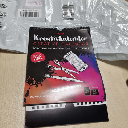295441 - ALFA Edicioni - Kalendar Kreativ me Ekran Tavoline, i Zi 2026, 16×20 cm, për t’u vendosur në këmbë dhe për t’u varur
