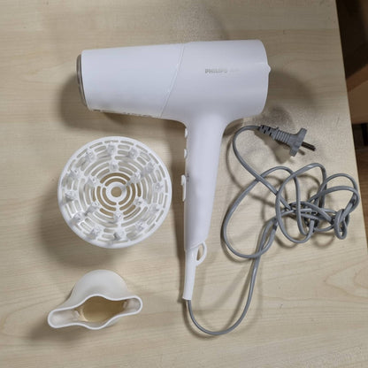 300462 - PHILIPS Tharëse flokësh Seria 5000, 2100 W, E bardhë, Teknologji ThermoShield, Funksion Jonizimi, me Grykë Stilimi dhe Difuzues Vëllimi, Modeli BHD500/20