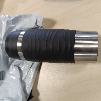 232634 - Emsa Travel Mug Wave – Termos 0.36 L prej çeliku inox, me kapak me vidhos, 100% kundër rrjedhjes, mban pije të ngrohta deri 4 orë dhe të ftohta deri 8 orë, i sigurt për larje në enëlarëse dhe me hapje 360°.