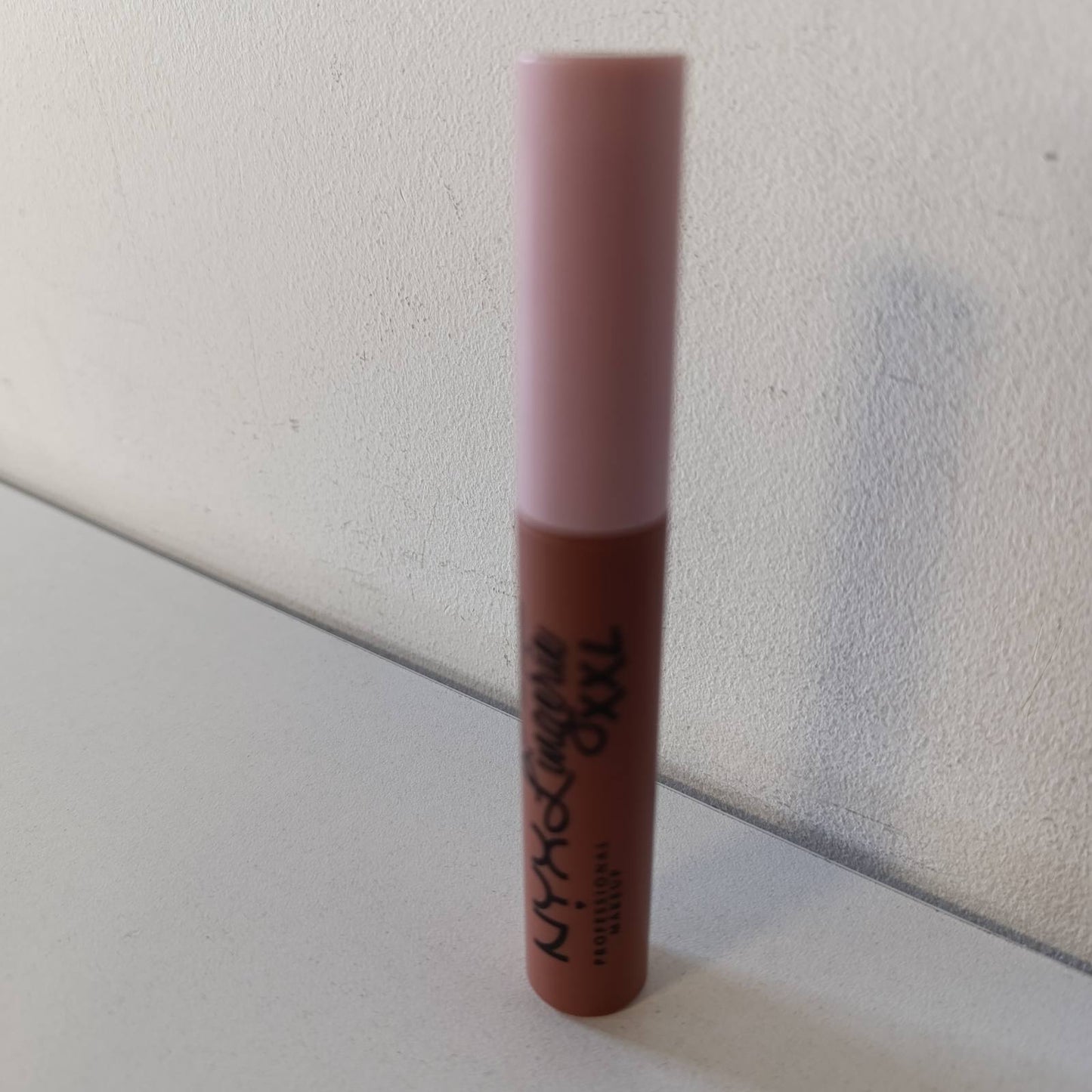 321879 - NYX PROFESSIONAL MAKEUP Lip Lingerie XXL, Buzëkuq i Lëngshëm Mat, Formulë Vegane