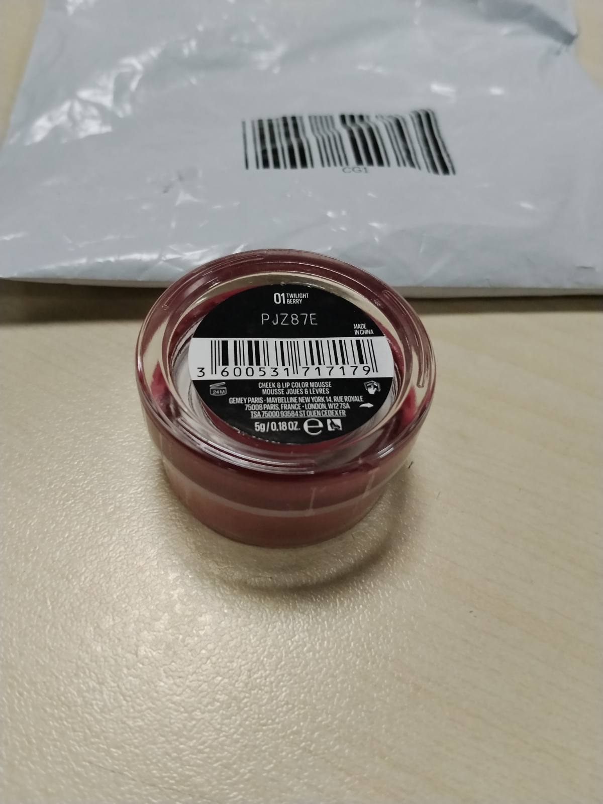 318426 - MAYBELLINE NEW YORK - Skuqës shkumë shumëpërdorimësh - Faqe dhe buzë - Përfundim mat i paqartë - Teksturë e lehtë - Deri në 14 orë përdorim - Rezistent ndaj transferimit - Cloudtopia - Ngjyra: 01 Twilight Berry
