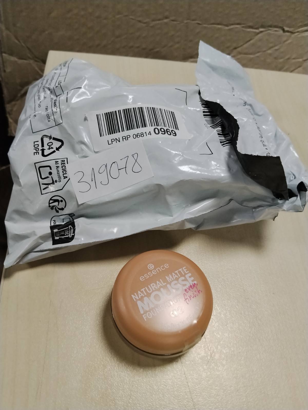 319078 - Fondatinë Shkumë Esence Natural Matte 02, Ngjyrë bezhë e ngrohtë, 16 g