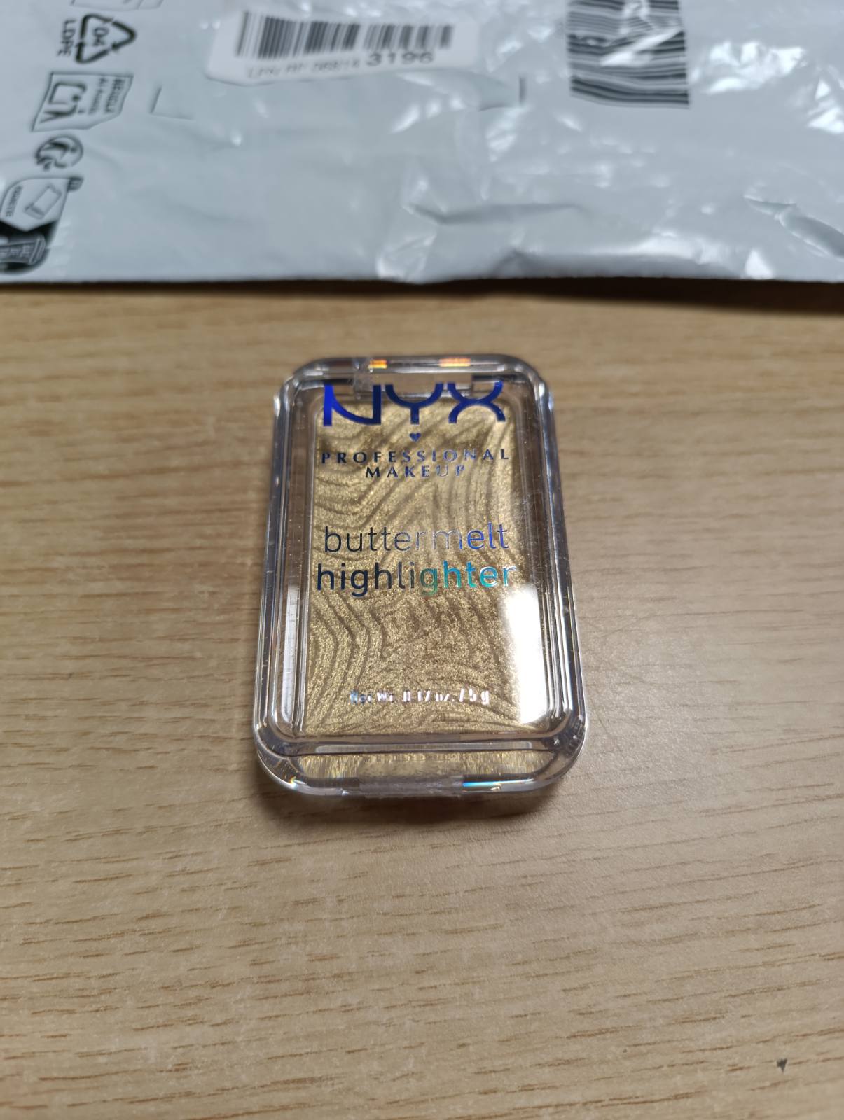 318260 - NYX Professional Makeup Highlighter Buttermelt, ngjyra: Butta Than Gold, teksturë e butë si gjalpë, me gjalpë shea, gjalpë mango dhe gjalpë bajamesh, vegan