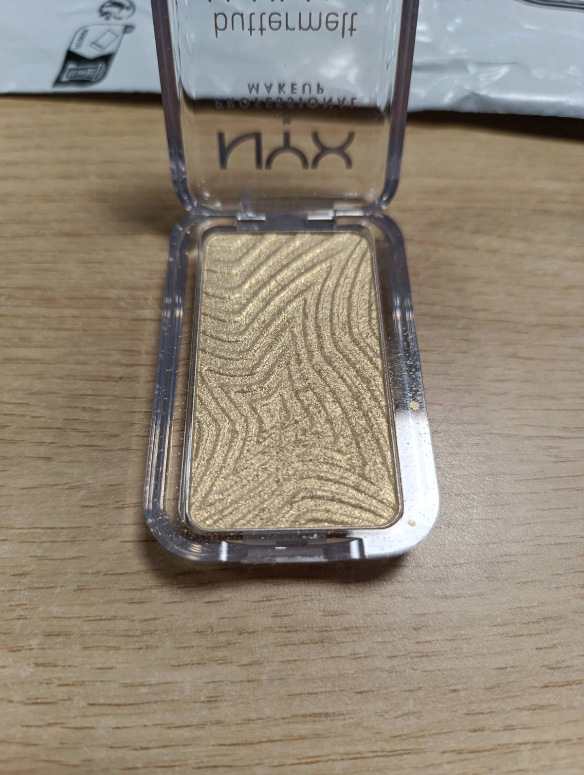 318260 - NYX Professional Makeup Highlighter Buttermelt, ngjyra: Butta Than Gold, teksturë e butë si gjalpë, me gjalpë shea, gjalpë mango dhe gjalpë bajamesh, vegan