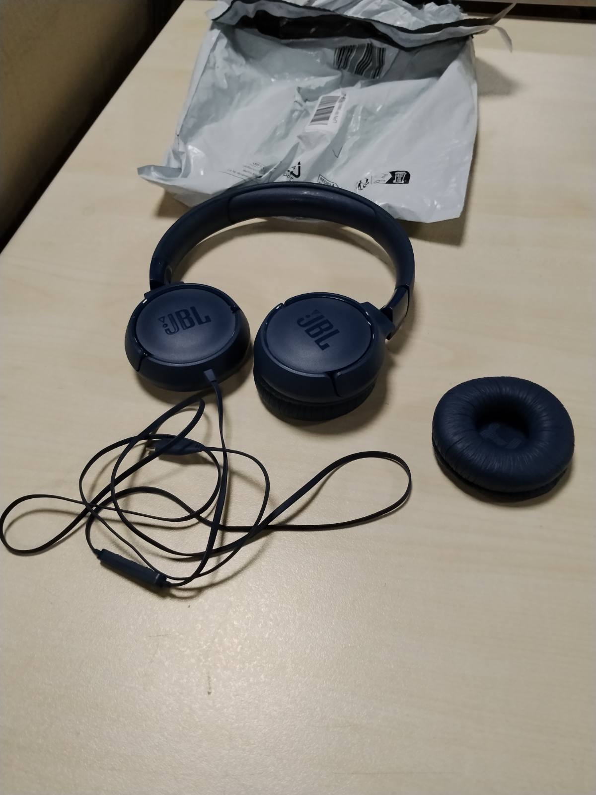 299526 - JBL Tune 520C, kufje me tel në vesh me mikrofon, Tingull i Pastër Basi, parazgjedhje EQ, lidhje USB-C, dizajn i palosshëm dhe kabllo që nuk ngatërrohet, blu