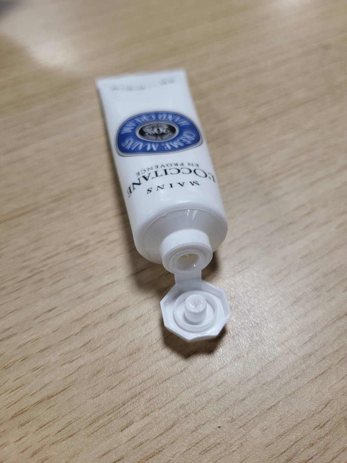 318526 - L'OCCITANE Krem për duar me gjalpë shea, 30 ml, lëkurë e thatë, teksturë e lehtë