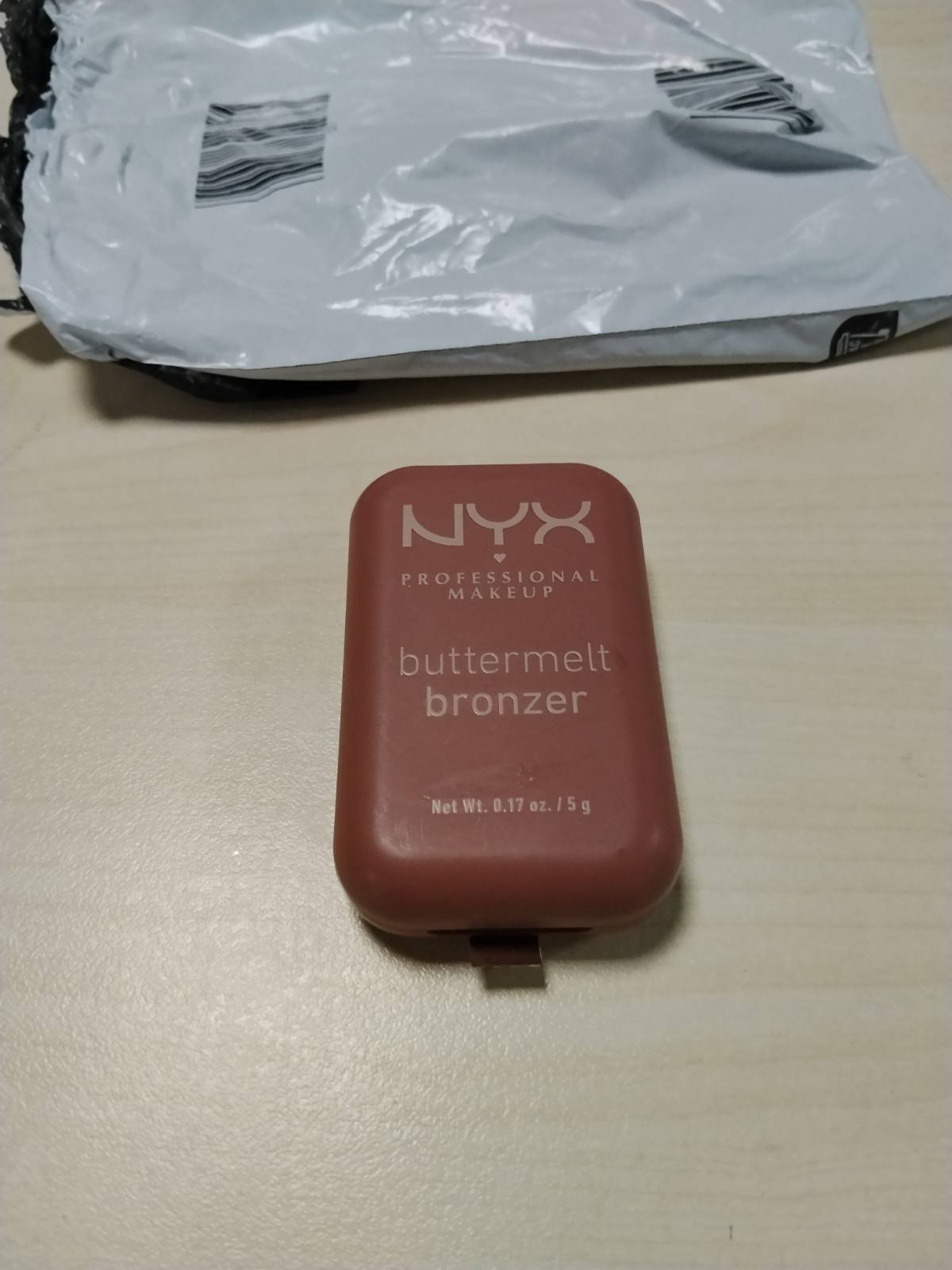 318716 - NYX PROFESSIONAL MAKEUP - Buttermelt Bronz për Fytyrën dhe Trupin - Ngjyra: Deserve Butta, 1 x 5 g