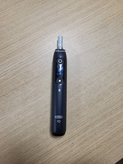 320841 - ORAL-B Furçë dhëmbësh elektrike iO 7, e bardhë, me teknologji Braun, e pajtueshme me aplikacionin Oral-B, përfshin 3 koka zëvendësuese dhe një çantë udhëtimi.