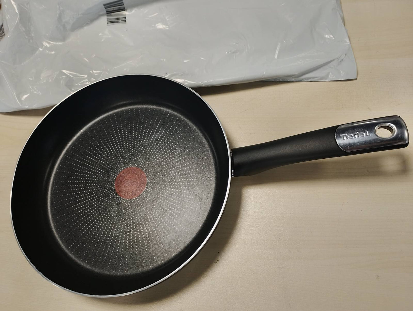 293689 - Tefal Tigan Hard Titanium Essential 28 cm, shtresë jo ngjitëse, i sigurt për lavastovilje, jo për induksion