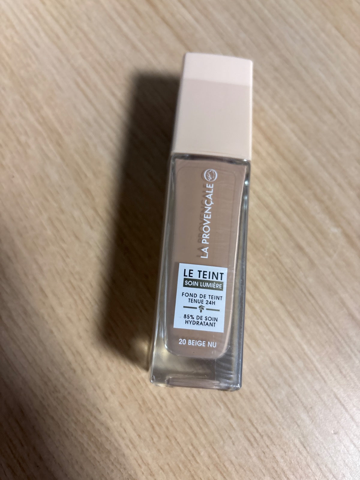 317694 - LA PROVENCAL Fondatinë që reflekton dritën, 30 ml, 97% përbërës natyral, mbulim mesatar, nuanca: 20 Ngjyrë bezhë nudo, me vaj ulliri organik nga Provence