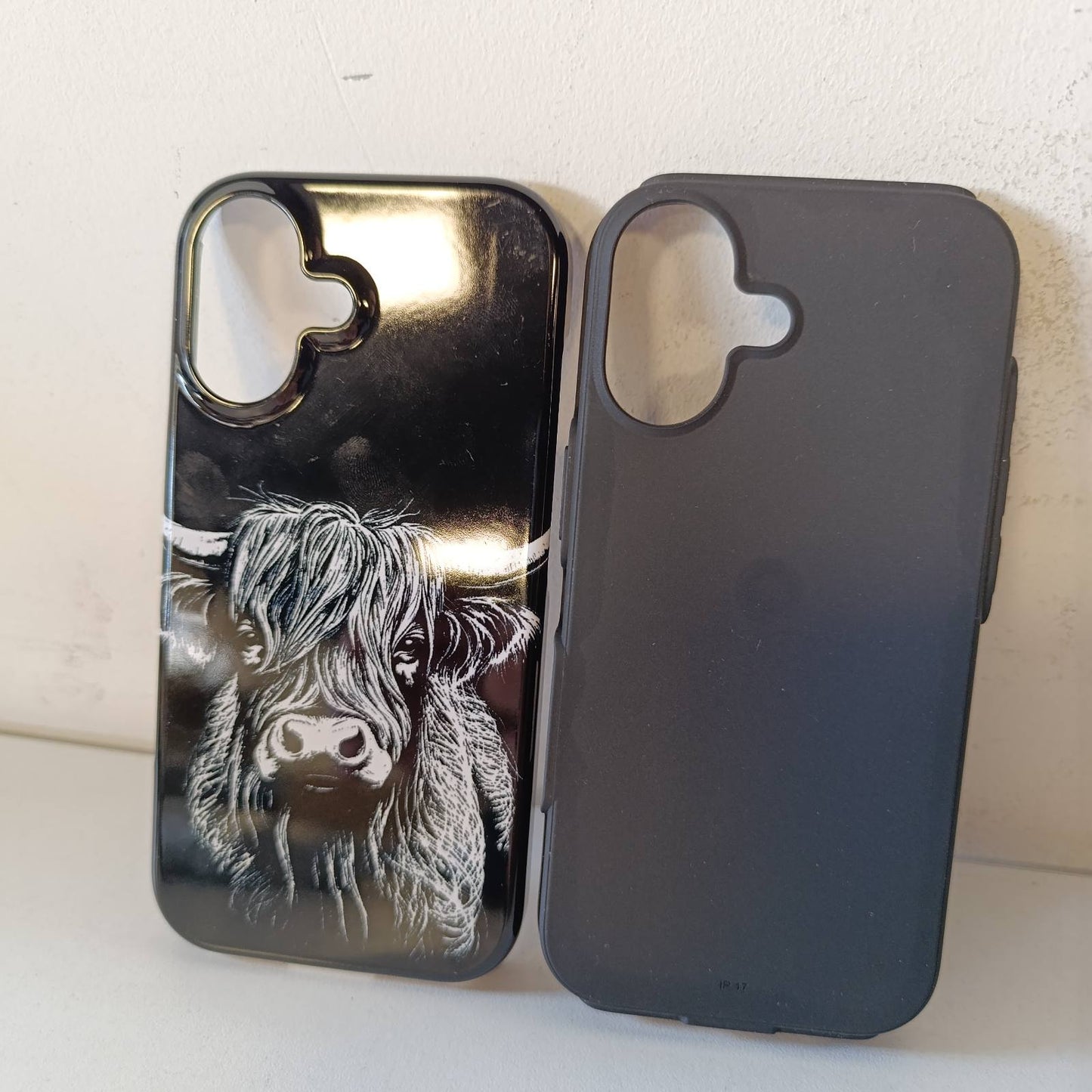 276853 - Mbështjellës për iPhone 17 me vizatim të lopëve nga Malësia Skoceze