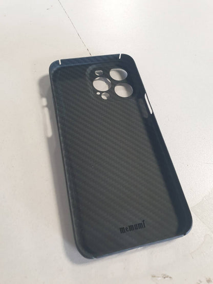 276740 - MEMUMI Mbrojtëse Carbon për iPhone 15 Pro Max, 0.5 mm, 100% fibra aramidi, mbrojtje nga rënia, e zezë