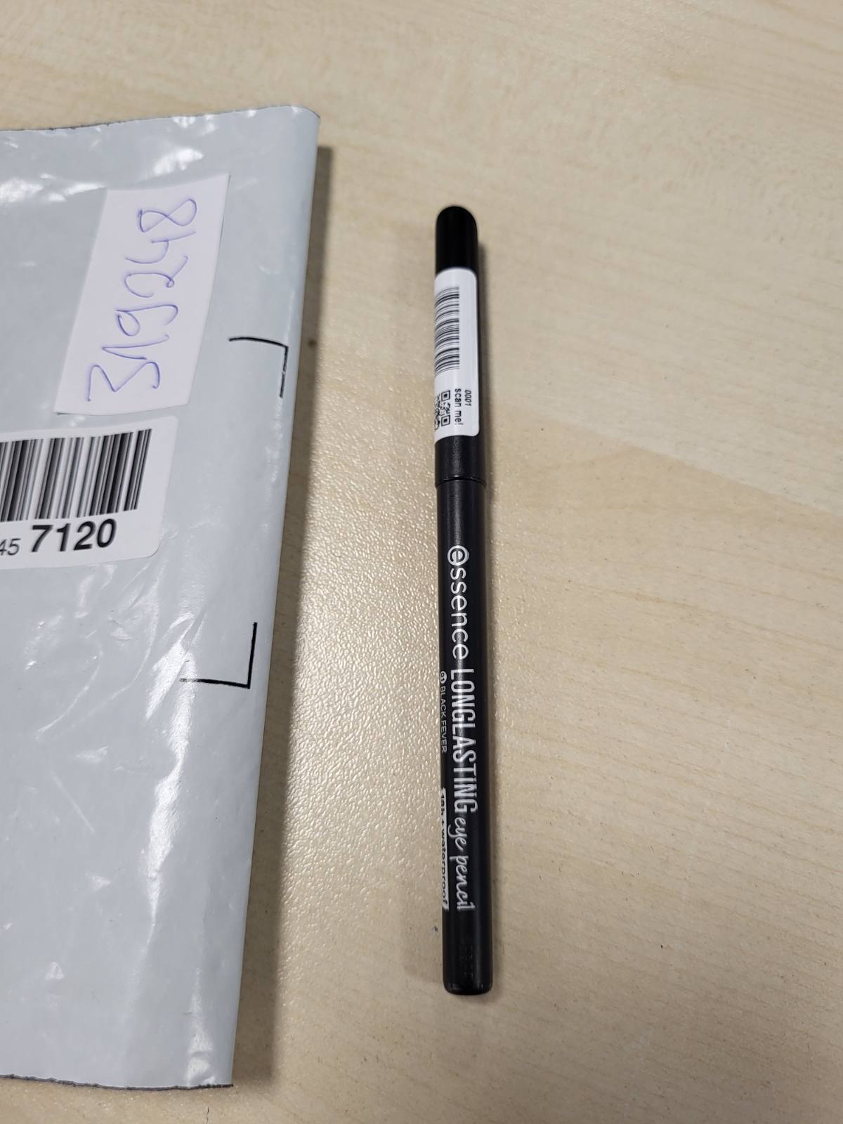 319248 - ESSENCE Laps syri LONG-LASTING 01 Black Fever me shkëlqim intensiv i papërshkueshëm nga uji