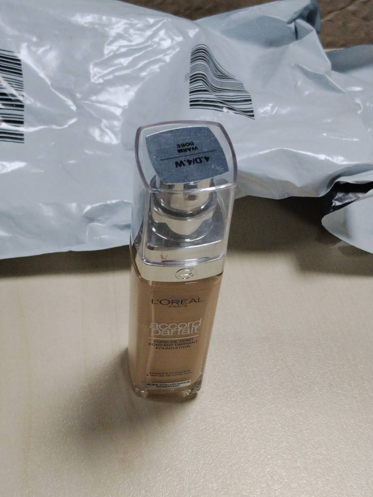 317885 - L'ORÉAL PARIS Fondatinë e lëngshme, Hidratim 24 orësh, Formulë me acid hialuronik, Të gjitha llojet e lëkurës, Përputhje perfekte, Nuanca: E artë natyrale (4.D), 30 ml