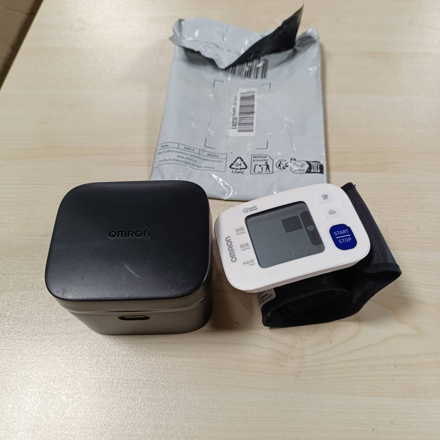 315912 - OMRON Monitor automatik i tensionit të gjakut RS4, fitues i testit Stiftung Warentest 11/2023, i validuar klinikisht, me memorie