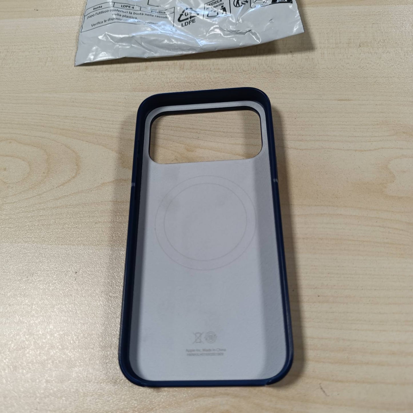 273145 - BEATS Mbrojtëse për iPhone 17 Pro Max me MagSafe dhe Kontroll të Kamerës, Përfundim Mat, Rreshtim prej Pëlhure Mikrofibre - Blu Bazalti