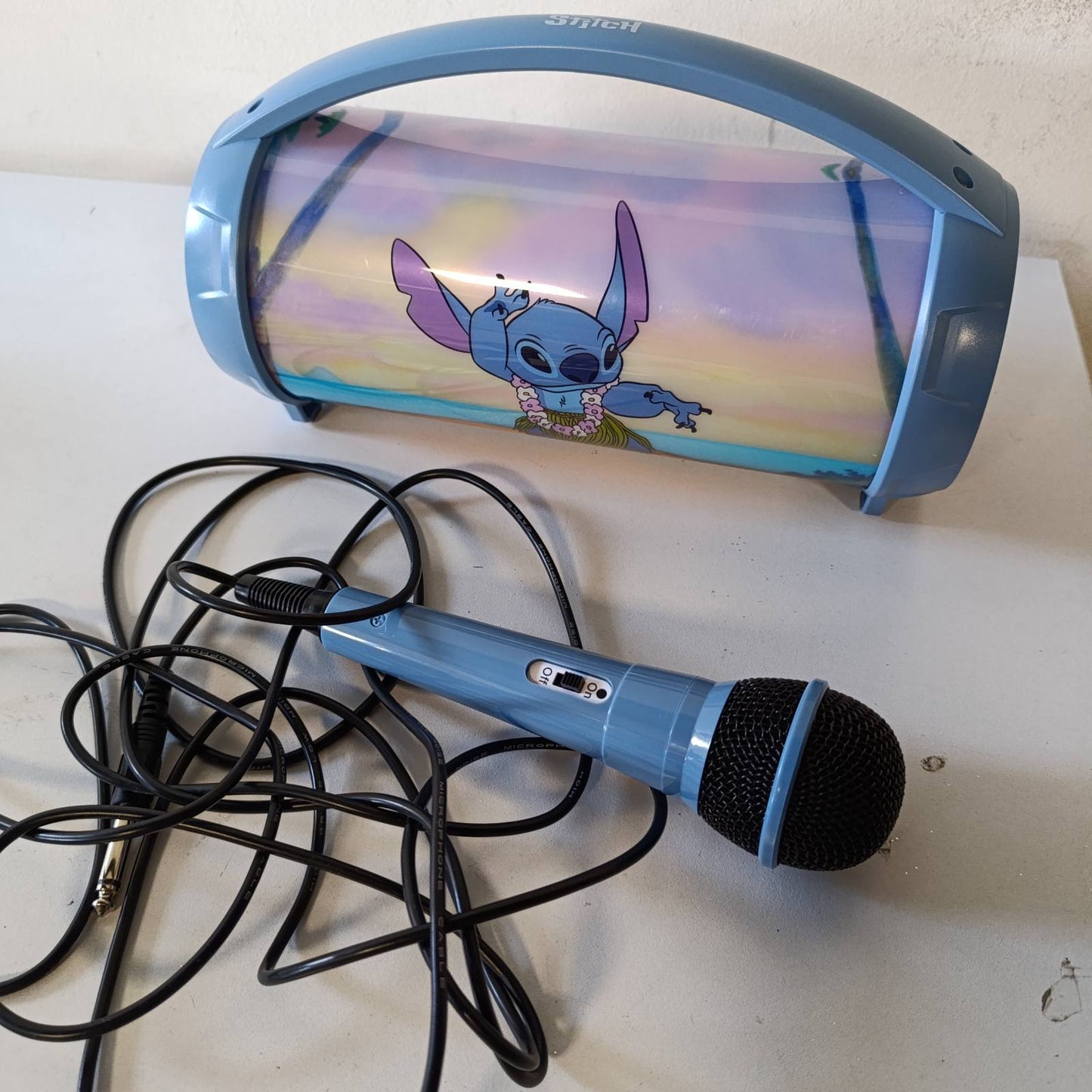 292560 - Lexibook Disney Stitch Altoparlant pa Tel, ndriçim, mikrofon, Tingull stereo, Funksion karaoke, Porta USB dhe Karte SD, Bateri e rikarikueshme, Dorezë mbajtëse, Blu, BTP585DZ