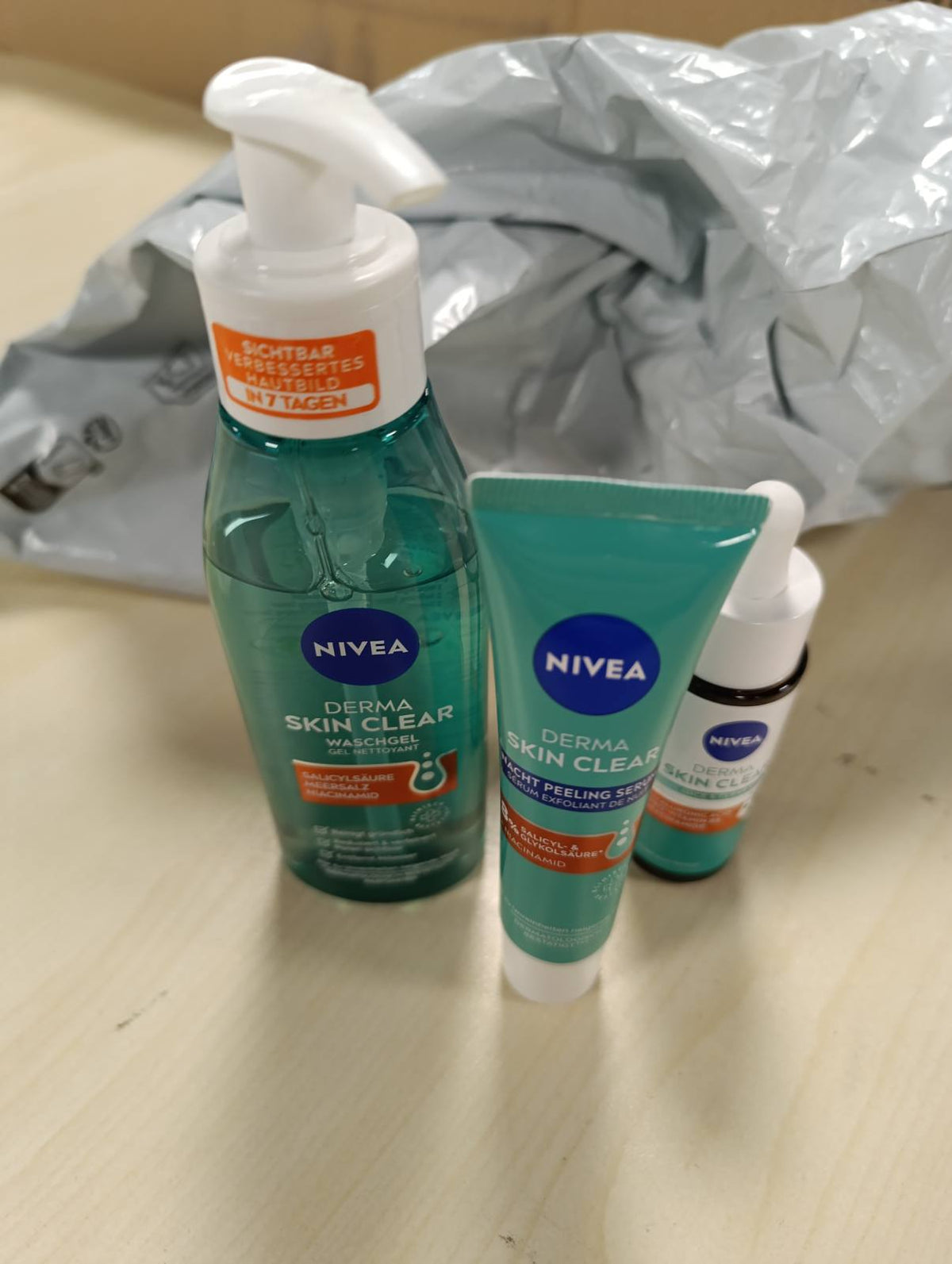 298384 - NIVEA Set Rutine Derma Skin Clear me Serum Rebalance & Clear, Serum Peeling Night & Xhel Pastrues, kujdes për fytyrën me acid salicilik dhe niacinamide