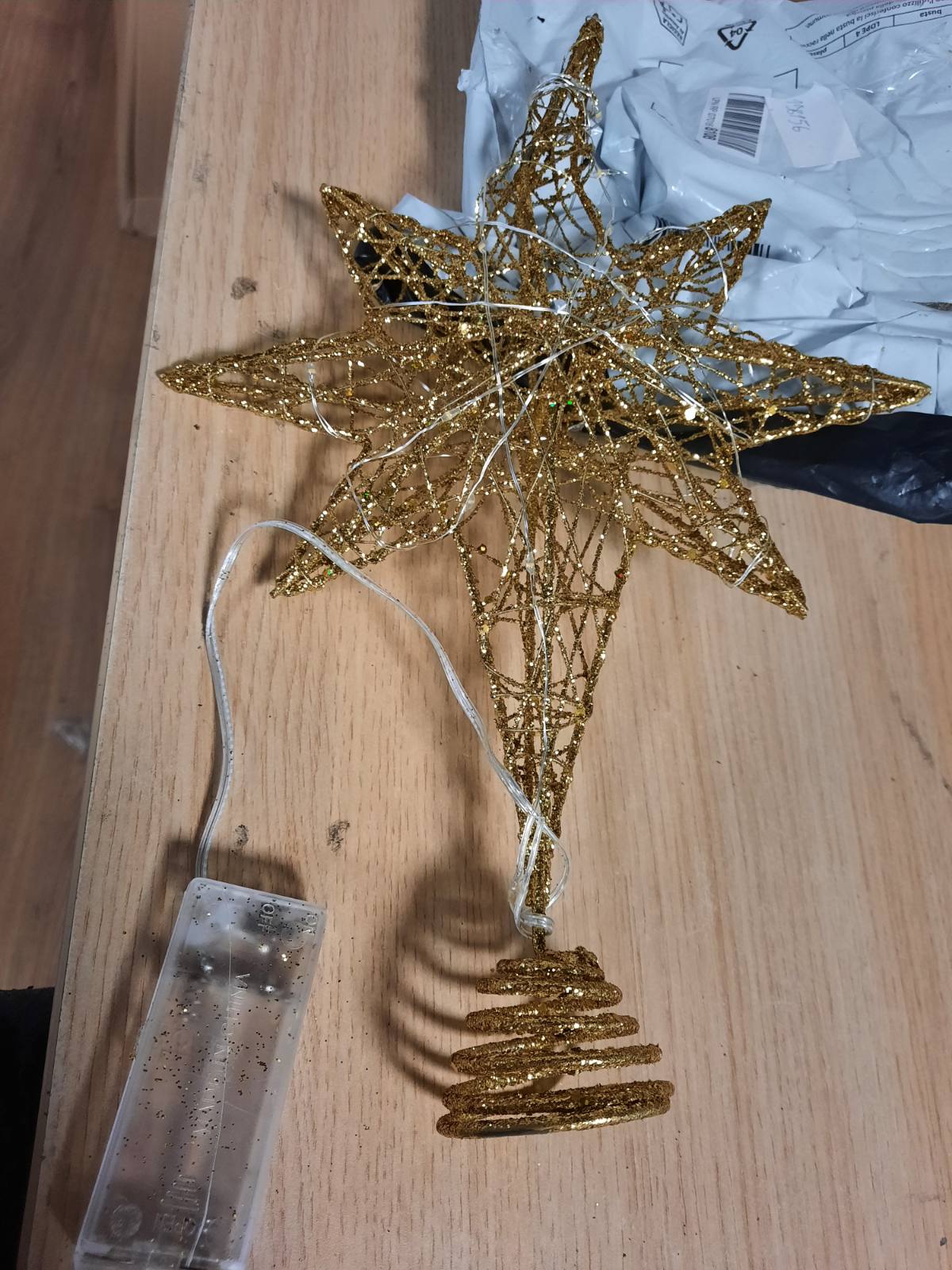 234037 - DTYDECLE Mbulesë Peme Krishtlindjesh me NdriÃ§im, 34.29 cm, me Yje të Zbrazët të Artë, përfshin 20 Drita LED, Ideale për Dekorimin e Brendshëm gjatë Krishtlindjeve dhe Festave të Vitit të Ri