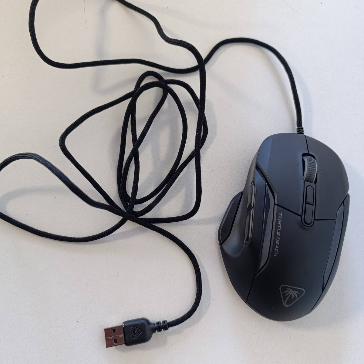299205 - TURTLE BEACH Kone II – Maus Lojërash RGB Ergonomik, Sensor Optik 26K DPI, Çelësa Optikë me Jetëgjatësi 100 Milion Klikimesh, 23 Funksione të Programueshme, Rrotë Lëvizëse 4D, E Zezë