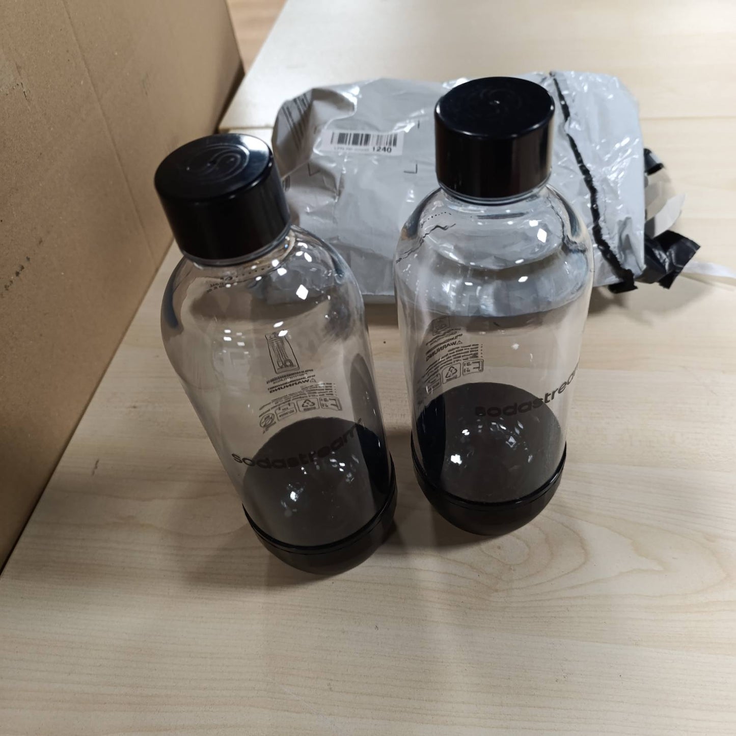 185640 - SODASTREAM - Dyshishe Zëvendësuese DuoPack Tritan 1L, për Pajisjet e Zakonshme të Ujit të Gazuar, Shishe Plastike me Kapak me Vidë, 2 Shishe PET 1L, Ngjyrë e Zezë
