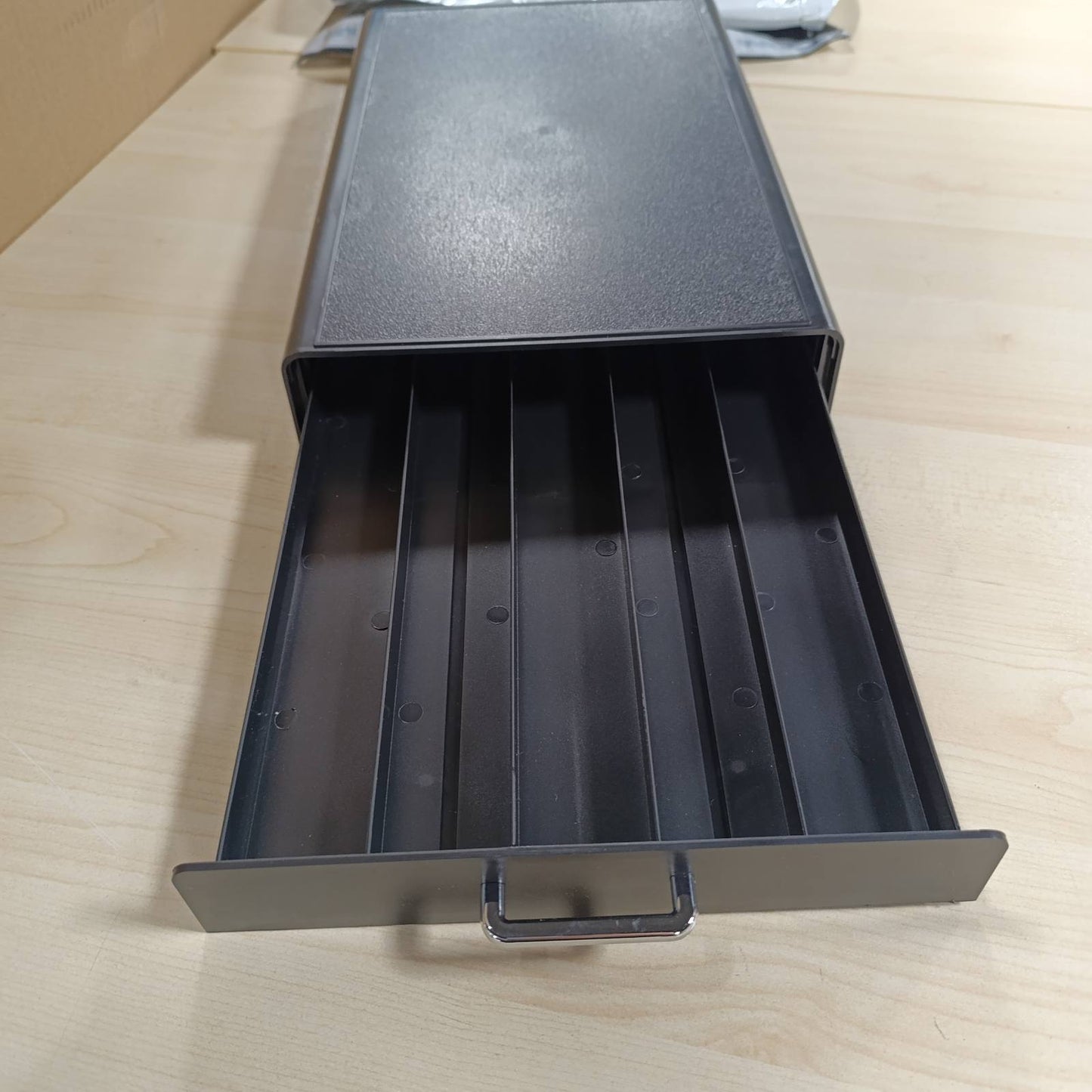 197231 - AMAZON BASICS Kuti Ruajtjeje me 1 Sirtar për Kapsulat e Kafesë Nespresso Originalline, Plastike, Kapacitet: 50 Kapsula, Ngarkesa: 4.5 kg, Ngjyra: E Zezë