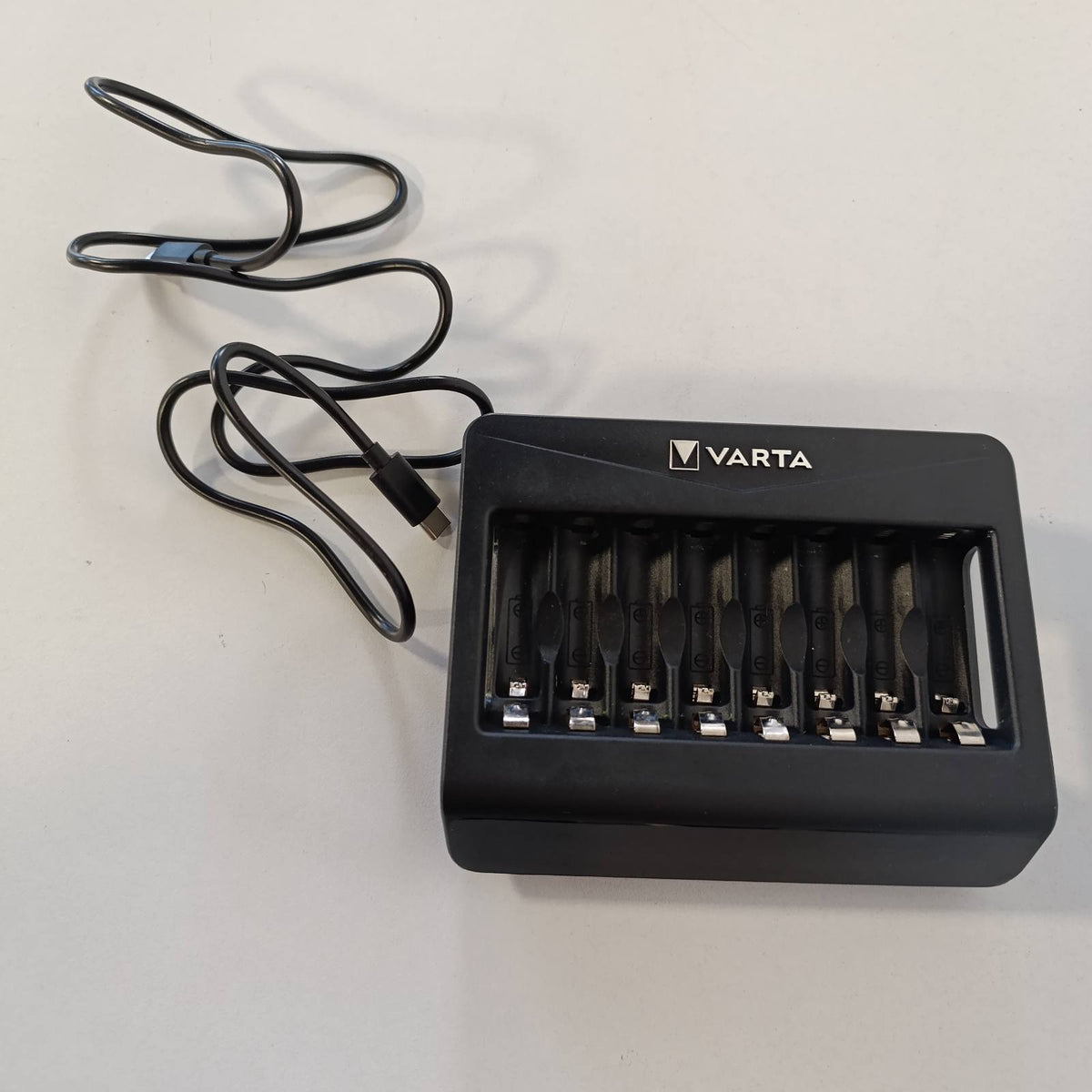 295258 - VARTA 57681101401 Multi Charger+, karikues për bateri AA/AAA/9V dhe pajisje USB, 8 vende karikimi, karikim individual