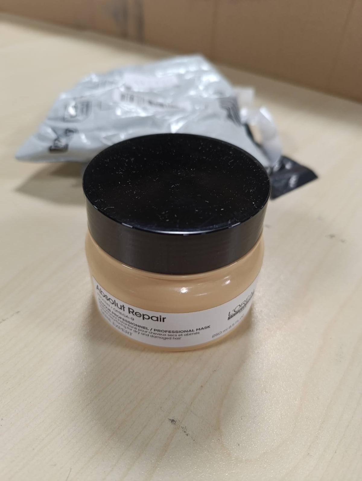 298313 - L'OREAL PROFESSIONNEL Maska Ristrukturuese e Menjëhershme, 250 ml, për flokë të tharë dhe të dëmtuar