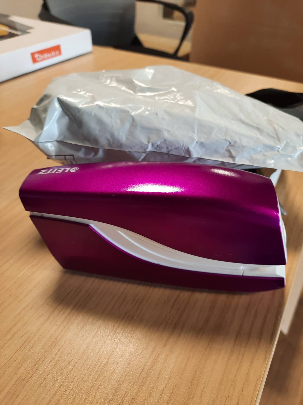 299364 - LEITZ 55661062 Kapëse Elektrike (10 fletë, metalike me elementë plastikë, përfshirë kapëse, Wow) vjollcë