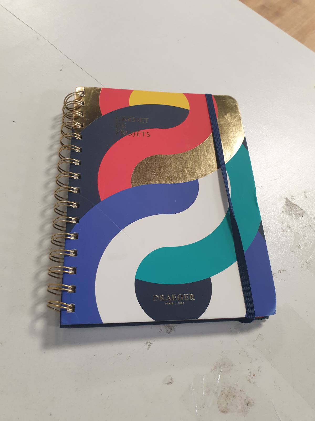 274221 - DRAEGER PARIS Bllok shënimesh me listë detyrash, 13x18 cm, kopertinë e fortë, 5 ndarëse të lëvizshme, 100 faqe të shkëputshme, letër e çertifikuar FSC®