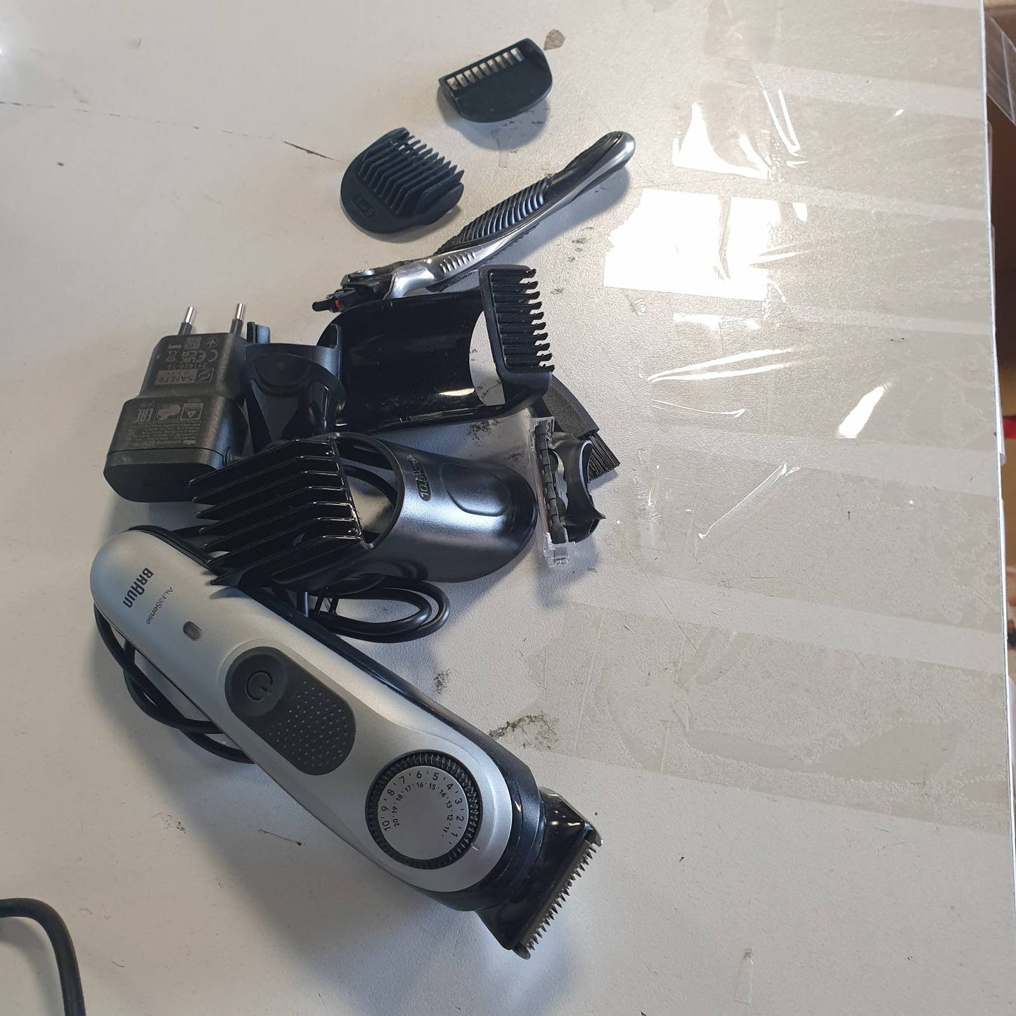 315444 - inë prerëse profesionale për mjekër Series 7 BT7420, elektrike, ProBlade, 40 cilësime gjatësie, aksesorë, mbështetëse karikimi, çantë udhëtimi