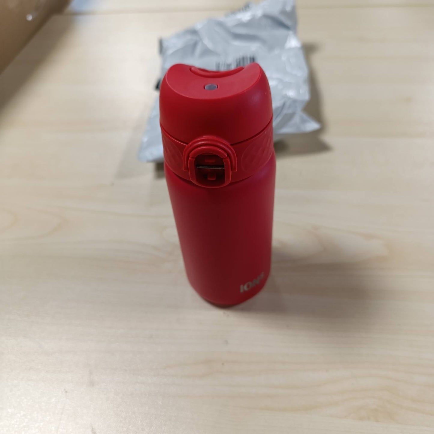 294037 - ION8 Shishe uji çeliku për fëmijë, Kapacitet 400 ml/13 oz, E paizoluar, E papërshkueshme nga rrjedhjet, E kuqe, Me dorezë mbajtëse