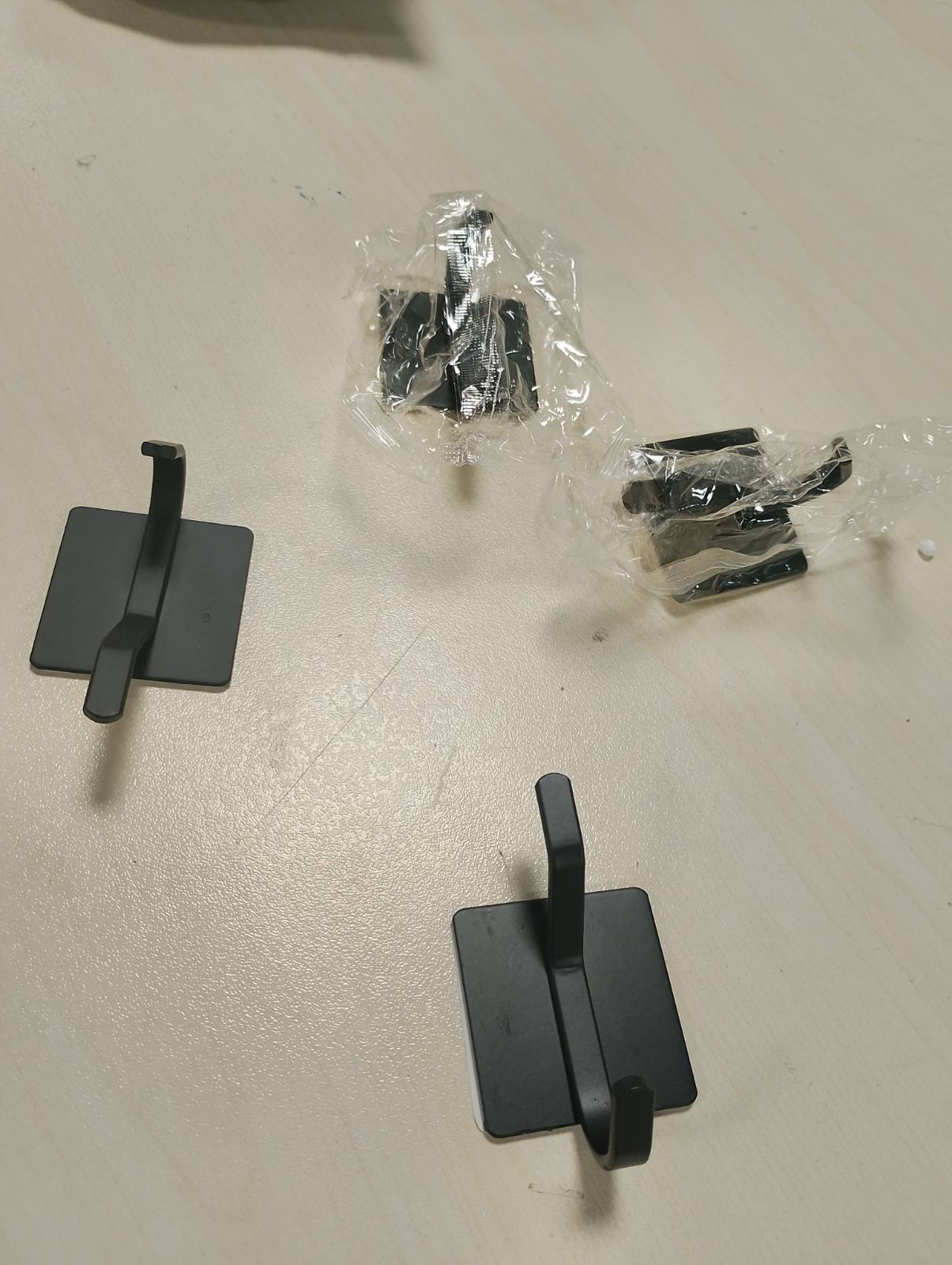 294493 - BRENCCO Grepa vetëngjitëse, 4 copë grepa muri prej çeliku inox, nuk kërkojnë shpim, Grepa ngjitëse të zeza për banjo dhe kuzhinë, Grepa peshqirësh për rroba, çelësa, peshqirë deri në 10 kg