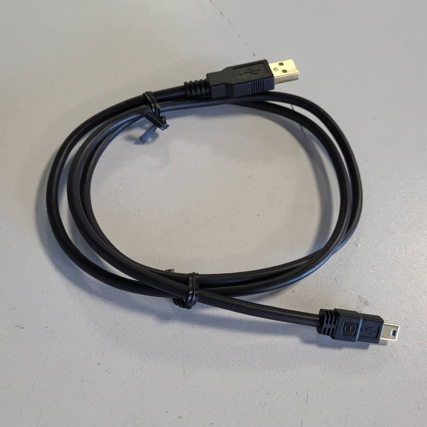 320657 - Kabllo AmazonBasics USB-A në Mini USB 2.0, shpejtësi transferimi 480 Mbps, me lidhës të artë, 0.9 m, e zezë
