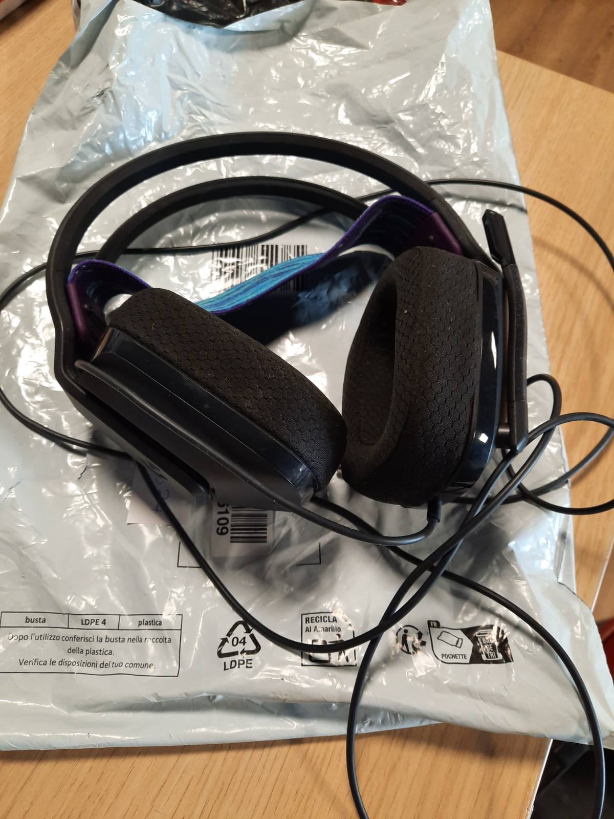 299377 - LOGITECH G G335, kufje lojërash me tel, mikrofon me çelës heshtjeje, prizë audio 3.5 mm, jastëkë veshësh me shkumë memorie, të lehta, të përputhshme me PC, PlayStation, Xbox, Nintendo Switch/Switch 2, ngjyra të zeza