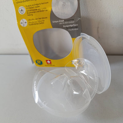321947 - MEDELA - Mbrojtëse për gjoksin Contact prej silikoni, dizajn i butë dhe ultra i hollë, pa BPA, 1 pako me 2 mburoja (20 mm) dhe kuti ruajtjeje