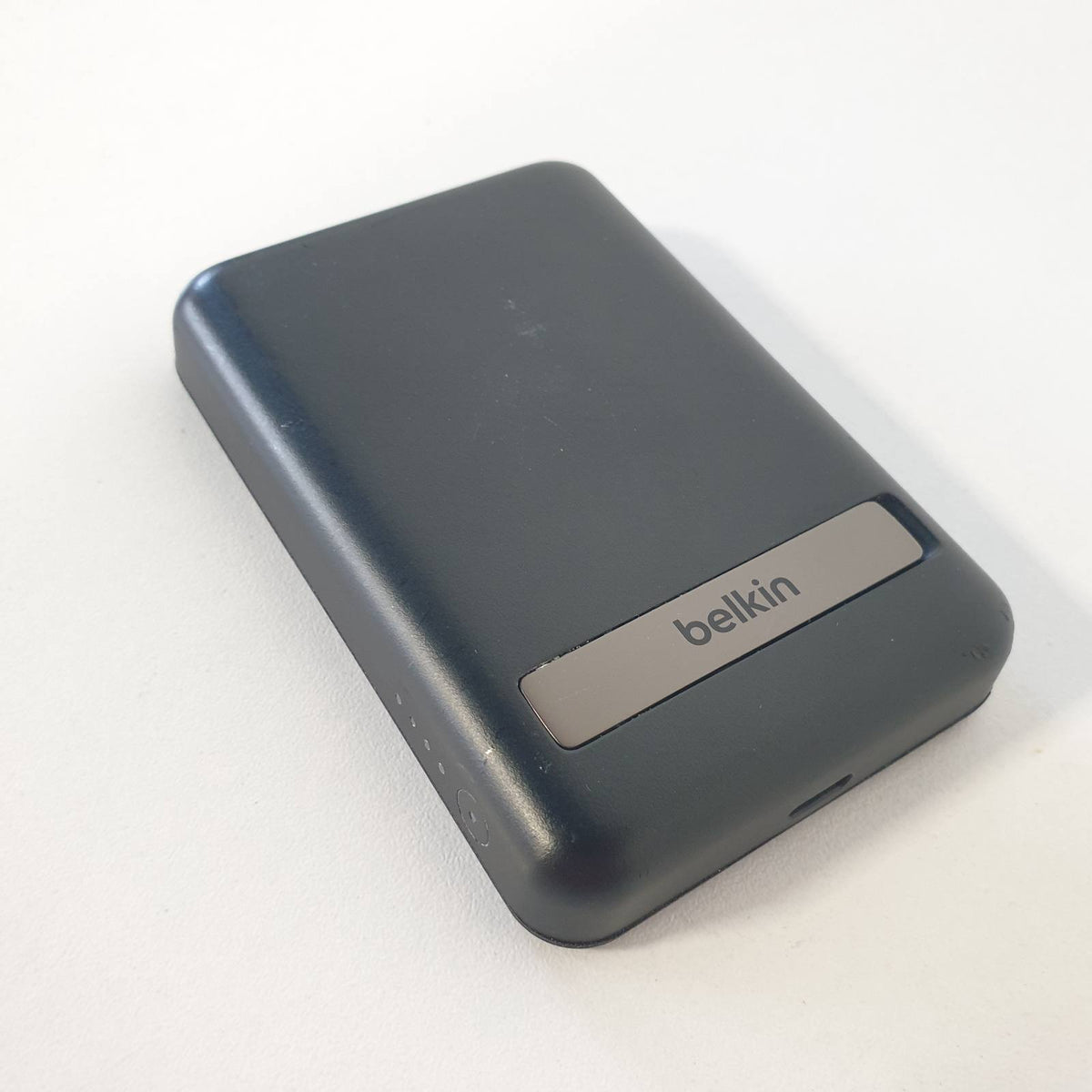 309766 - BELKIN | Karikues portativ pa tel magnetik 5000mAh, i pajtueshëm me MagSafe dhe karikim Pass-Through, dalje 7.5W, hyrje 10W dhe mbështetëse, i pajtueshëm me iPhone 15, 14, 13, 12, i zi