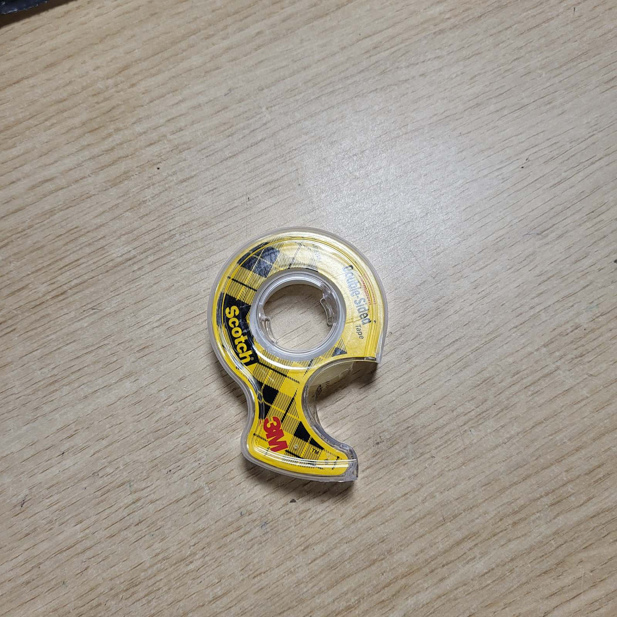 296485 - SCOTCH Shirit ngjitës dyanësor 136D-MDOEU, 12.7 mm x 6.3 m, 1 rrotull në dorë, dozator/paketë