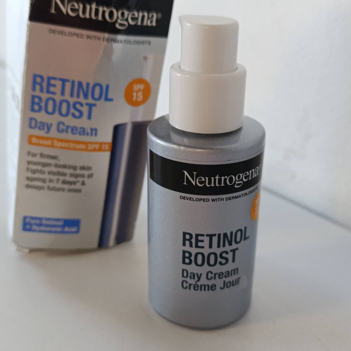 321224 - NEUTROGENA – Krem Dite Retinol Boost SPF 15, shishe me pompë 50 ml, krem hidratues me mbrojtje nga dielli