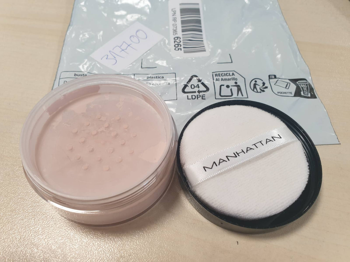 317700 - MANHATTAN Soft Mat Loose Powder, pudër e lirshme për matifikim, ngjyrë Natyrale 1, 20g