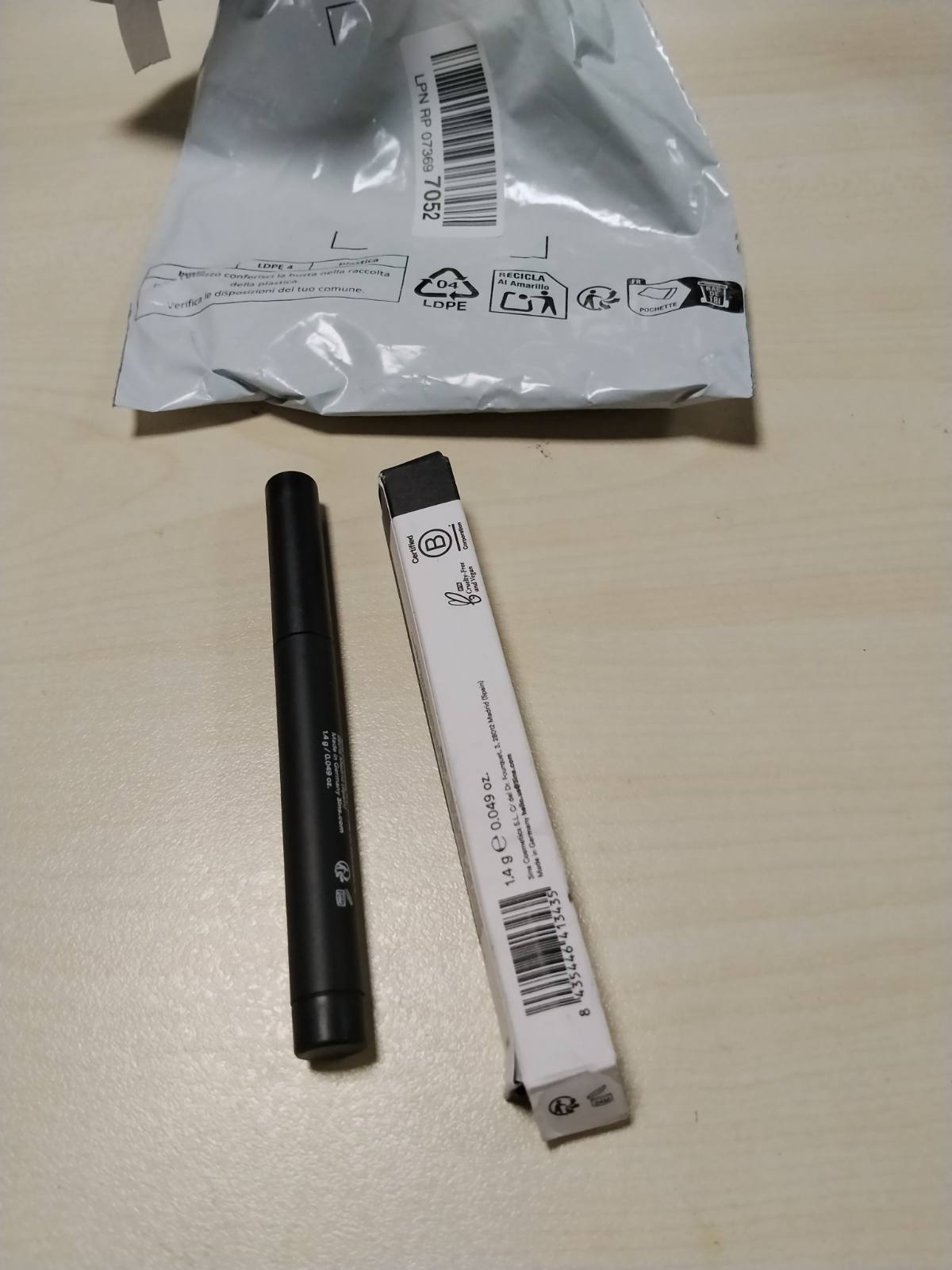 297188 - 3INA Makeup Hije syri 24H Eye Stick 900, me teksturë kremoze, rezistente ndaj ujit 24 orë