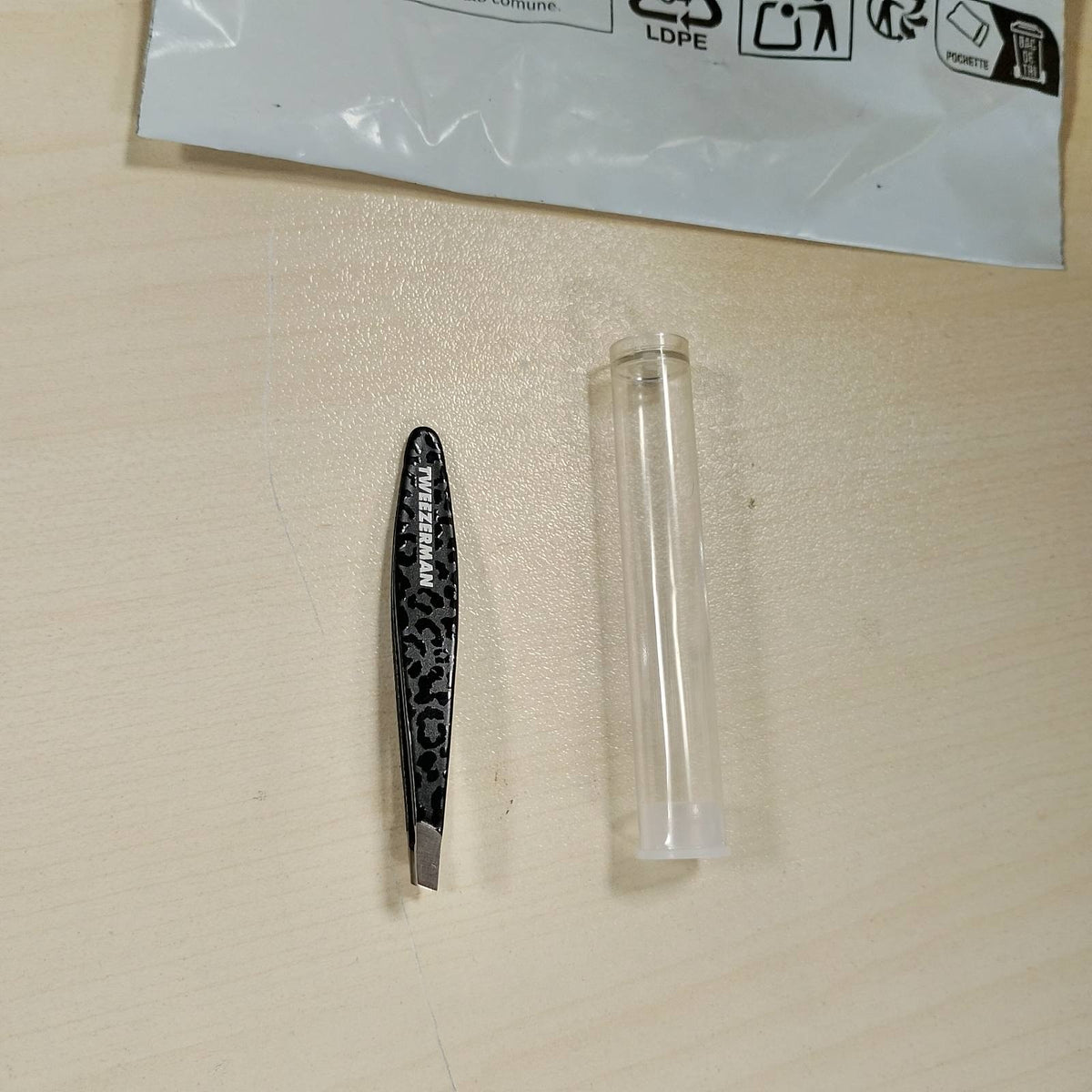 303521 - TWEEZERMAN Mini Piskatore të Pjerrëta për Vetullat, Çelik Inoks, Leopard i Zi