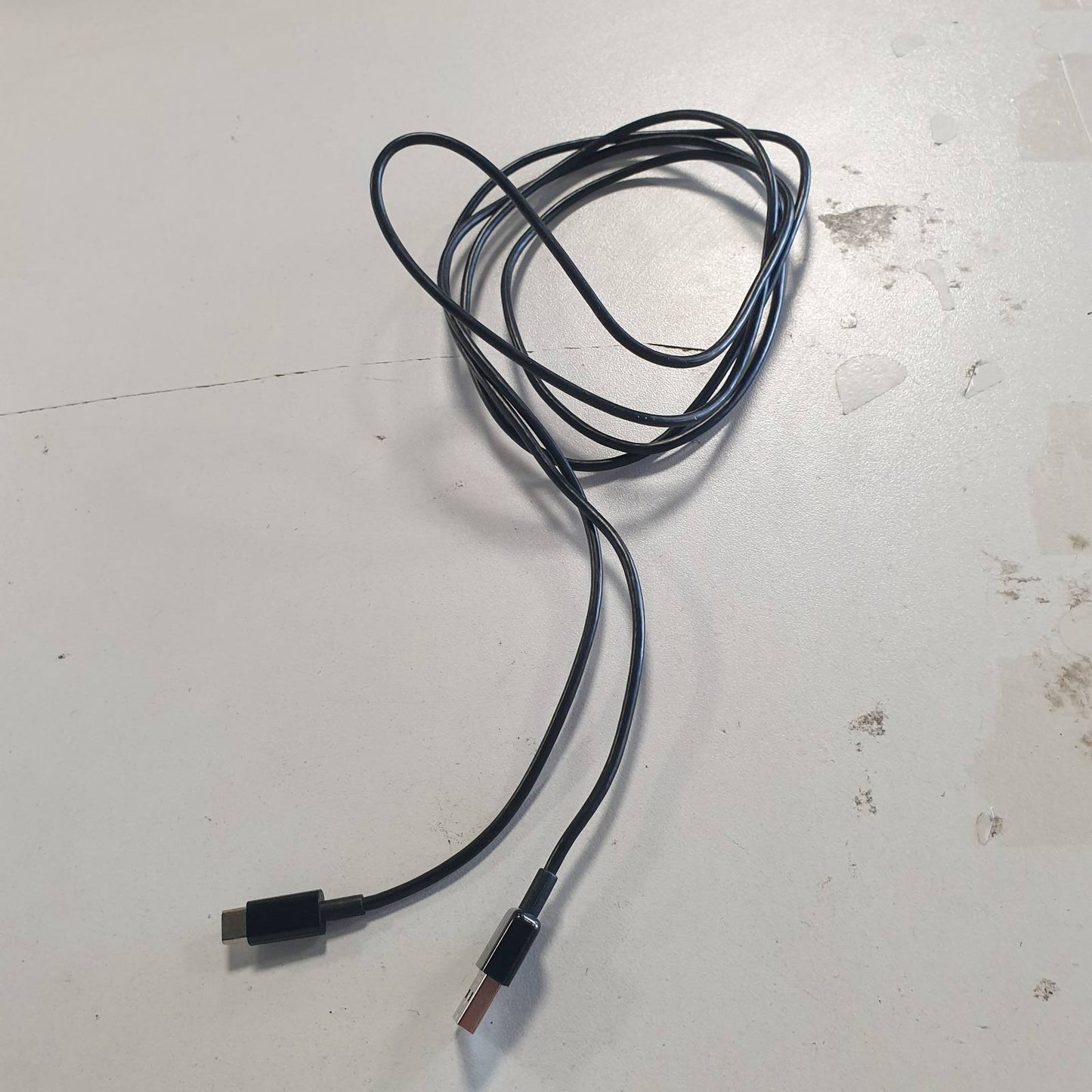 274568 - AMAZON BASICS Kabllo karikimi të shpejtë USB-C në USB-A 2.0, 1.8 m, shpejtësi 480 Mbps, i zi