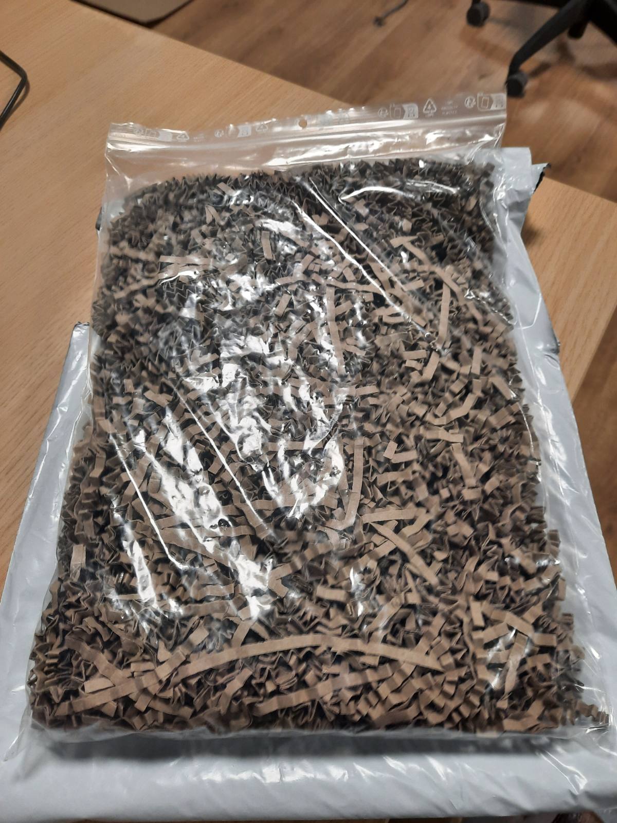 216363 - ARKANSIA Letër Kraft e grirë 200g për mbushjen e kutive dhe shportave të dhuratave