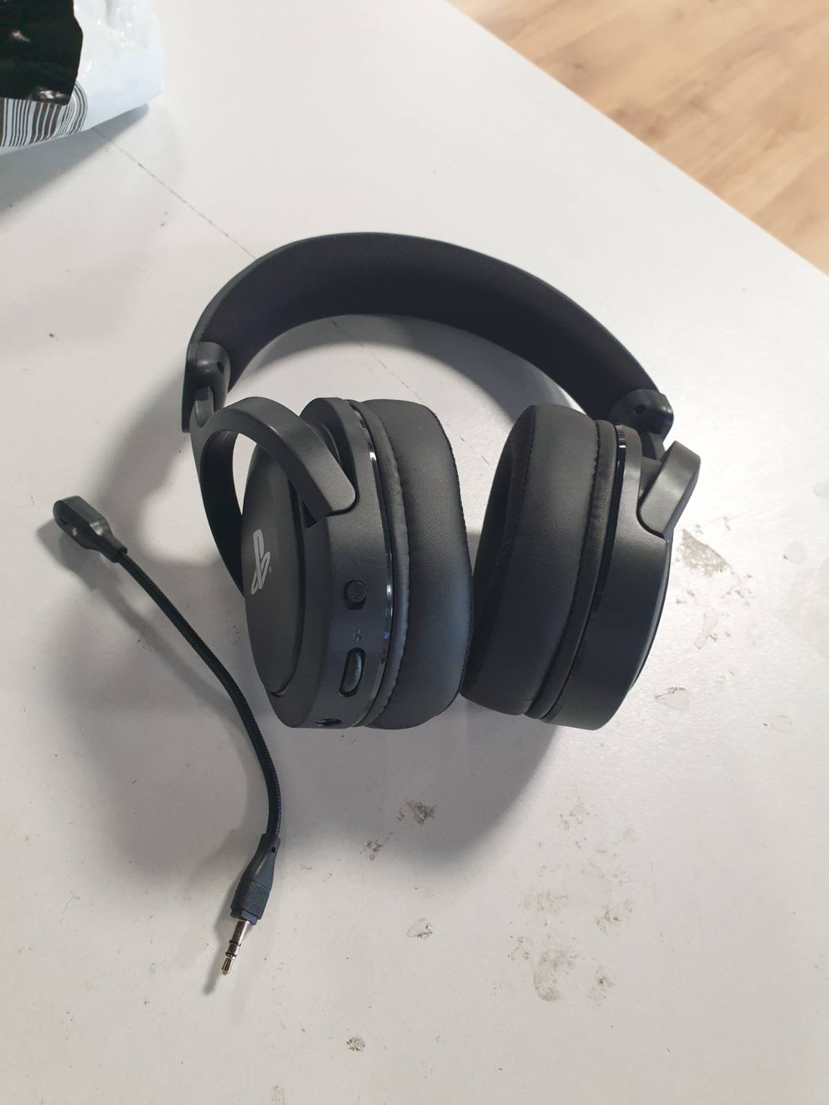 273234 - TRUST Gaming Kufje GXT 498 Forta Durable PS5, të licencuara për PlayStation 5, Kufje për lojëra PS4, kabllo 1.2 m, mikrofon të shkëputshëm, të zeza