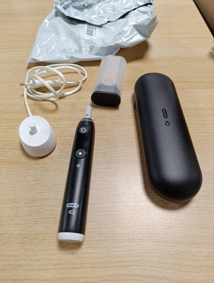 297859 - ORAL-B iO 6, Furçë dhëmbësh elektrike, e zezë, 5 mënyra larjeje, sensor presioni, 2 koka furçe zëvendësuese, çantë udhëtimi