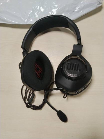 319893 - JBL KUFJE PËR LOJËRA ME TEL QUANTUM 100M2, JBL QUANTUMSOUND SIGNATURE, PRIZË 3.5 MM, KOMPATIBILITET ME SHUMË PLATFORMA, MIKROFON TË SHKËPUTSHËM ME OPSION HESHTJE, TË ZEZA